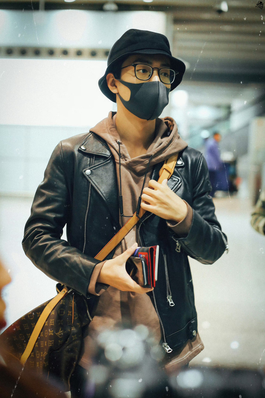 肖战渔夫帽77眼镜77卫衣77黑色皮衣 777777再加上这眼神