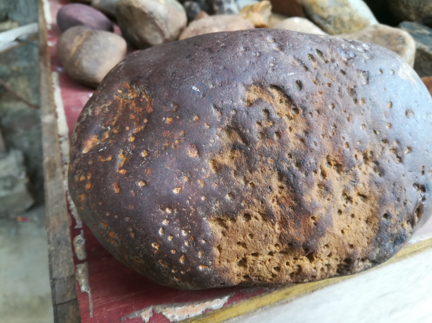 非常微弱的磁性的褐铁矿石