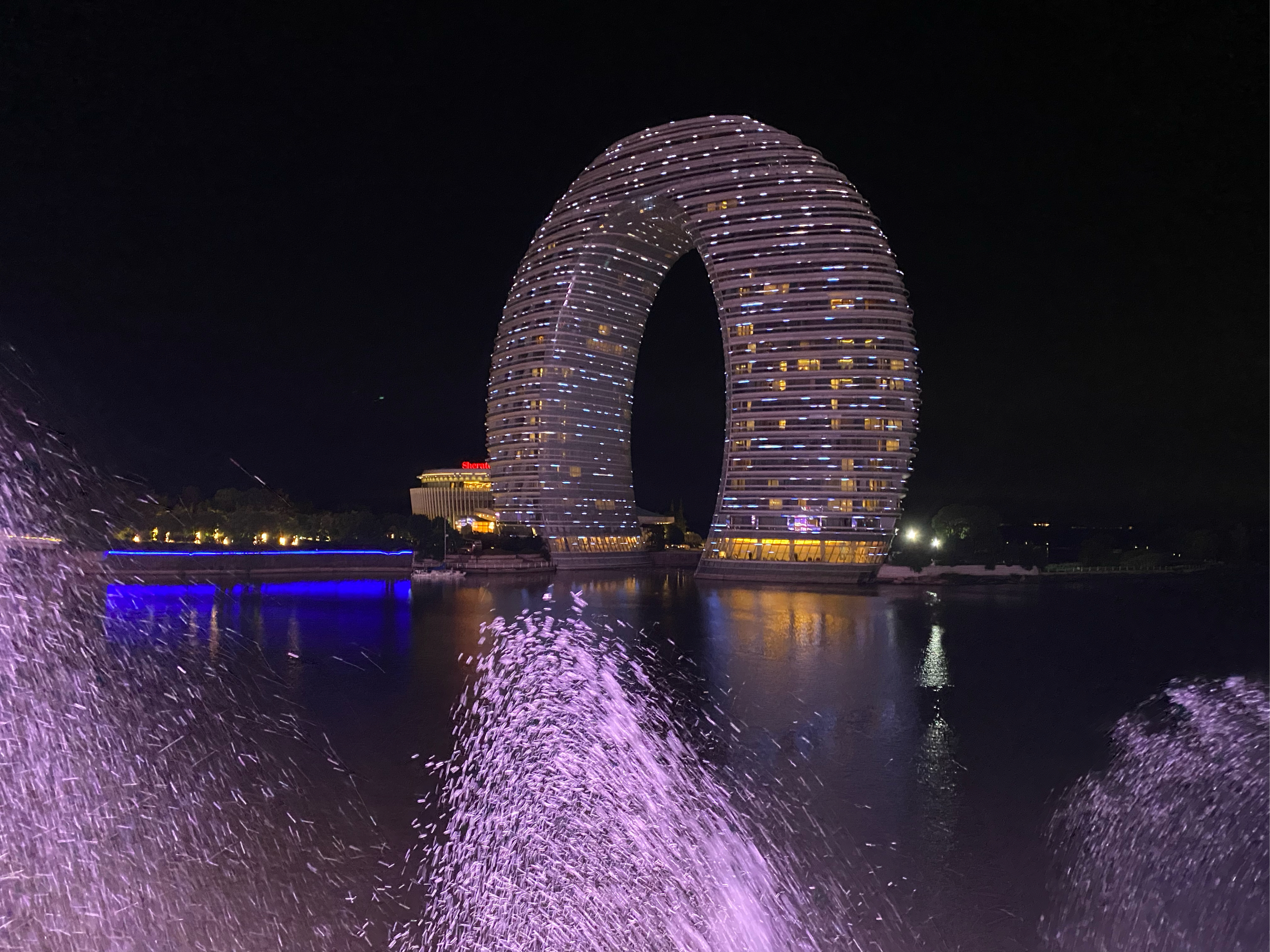 湖州马桶圈夜景图片