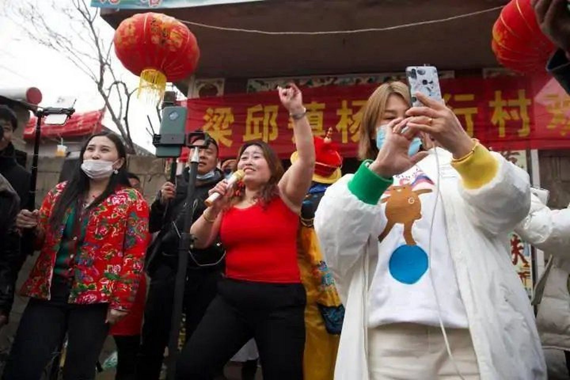 最近费县梁邱镇杨树行村,热闹非凡,成了网红打卡的地方,免费停车,免费