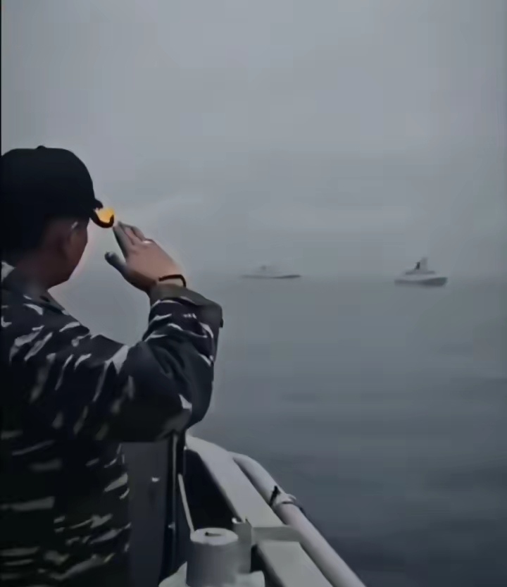 看着中国庞大编队,印尼海军官兵不自觉敬礼表达敬意,全程目送中国编队