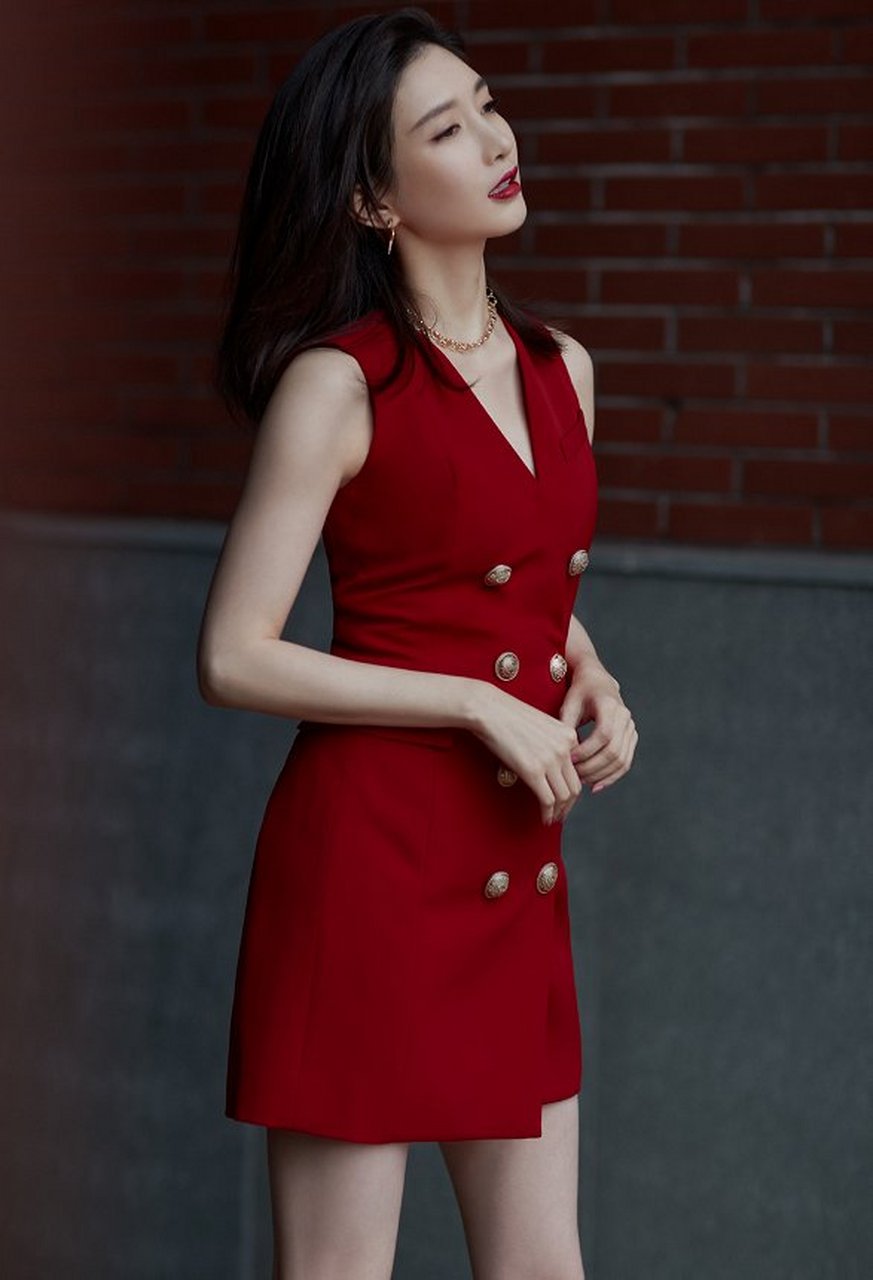 昔昔盐 垂柳覆金堤,蘼芜叶复齐. 水溢芙蓉沼,花飞桃李蹊.