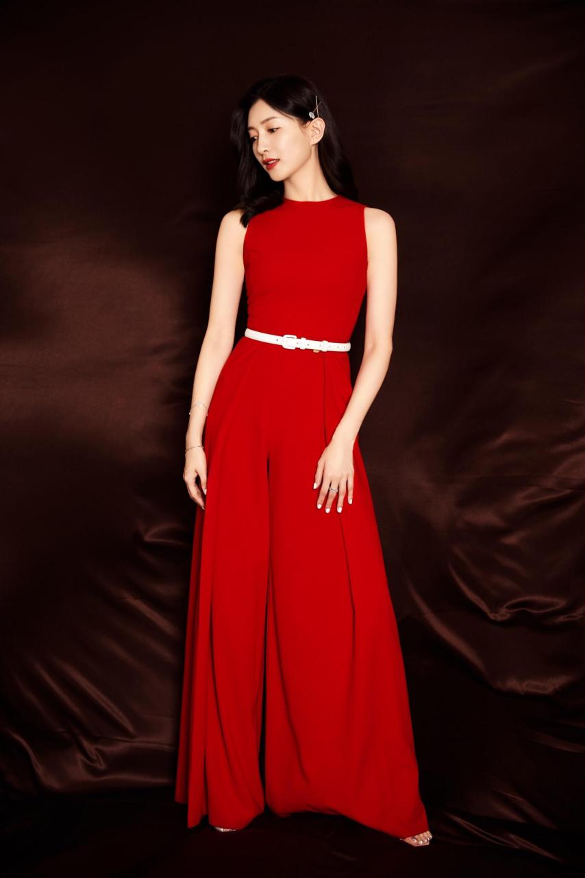 昔昔盐 垂柳覆金堤,蘼芜叶复齐. 水溢芙蓉沼,花飞桃李蹊.