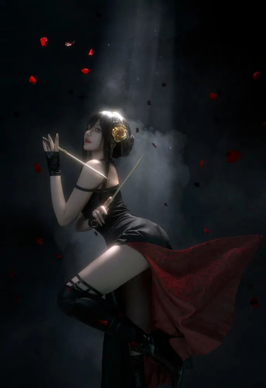 暗黑系风格大魔王真人美女cosplay,请在黑暗中感受不一样的美