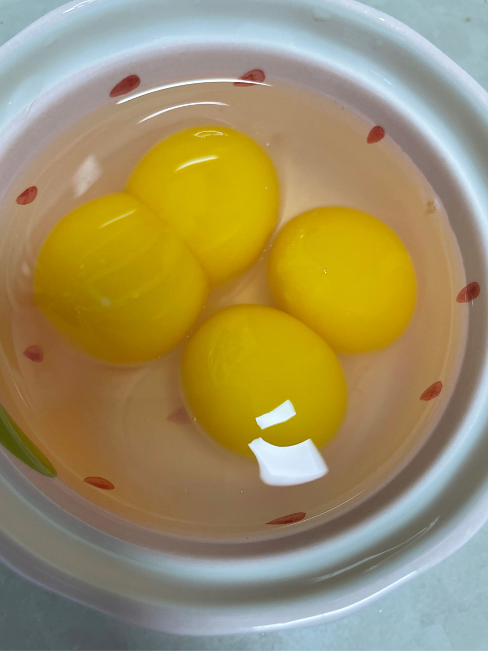 在集市上一位老人那里买的鹅蛋,连着打了两个都是双黄,蛋黄的大小跟