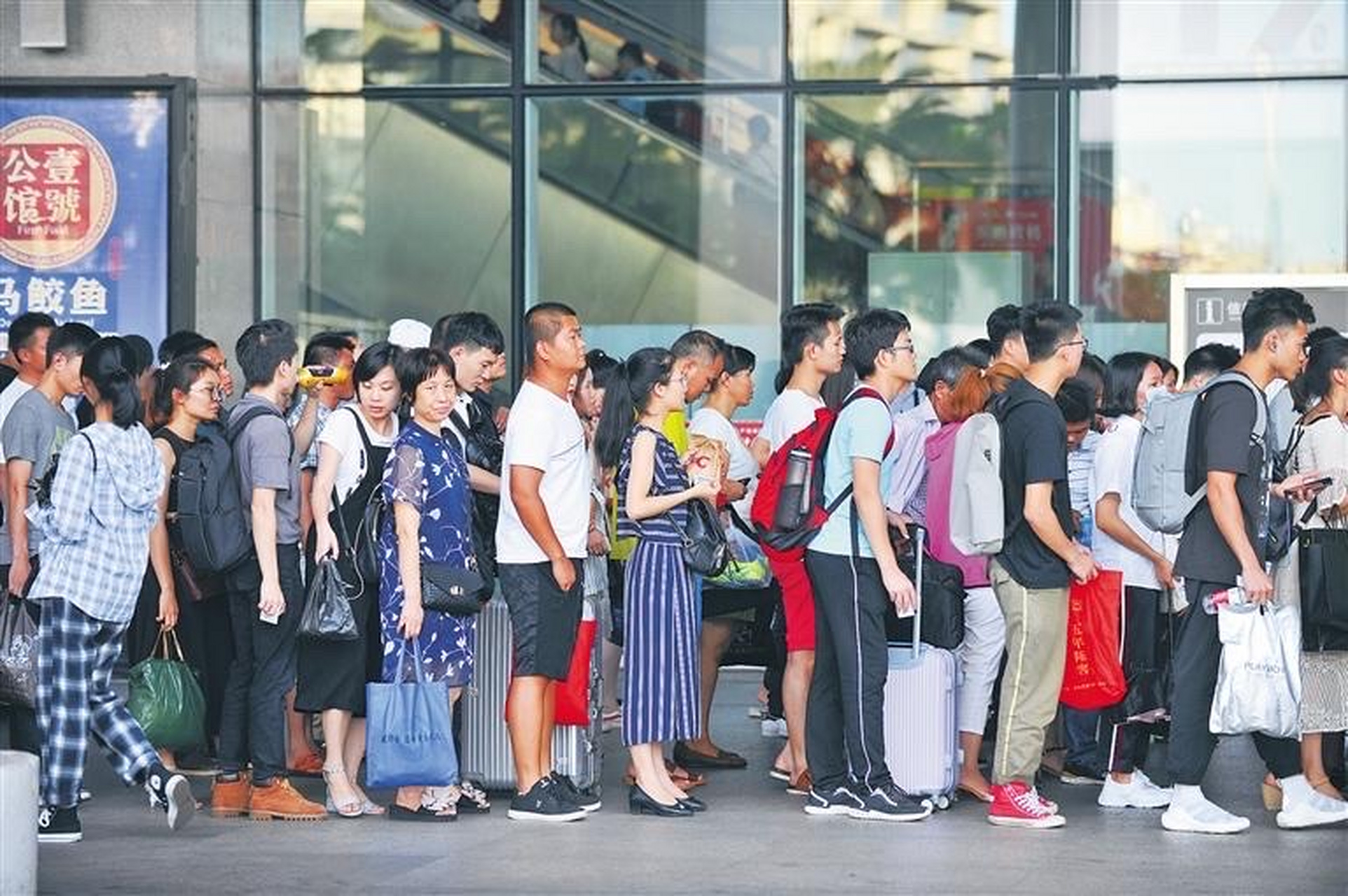 网友:火车站排队买票听到的对话: a:你怎么能插队呢,没地方还硬往里挤