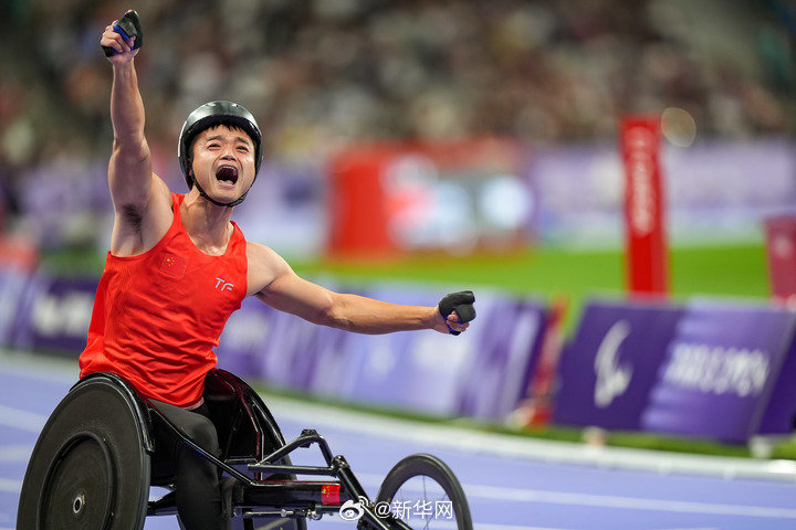 王】为残奥运动员喝彩 当文晓燕拍打到自己后背的那一刻,已全速启动的