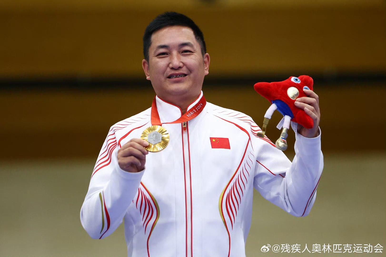 1环的个人最好成绩夺得金牌 至此,杨超在本届巴黎残奥会上共收获两金