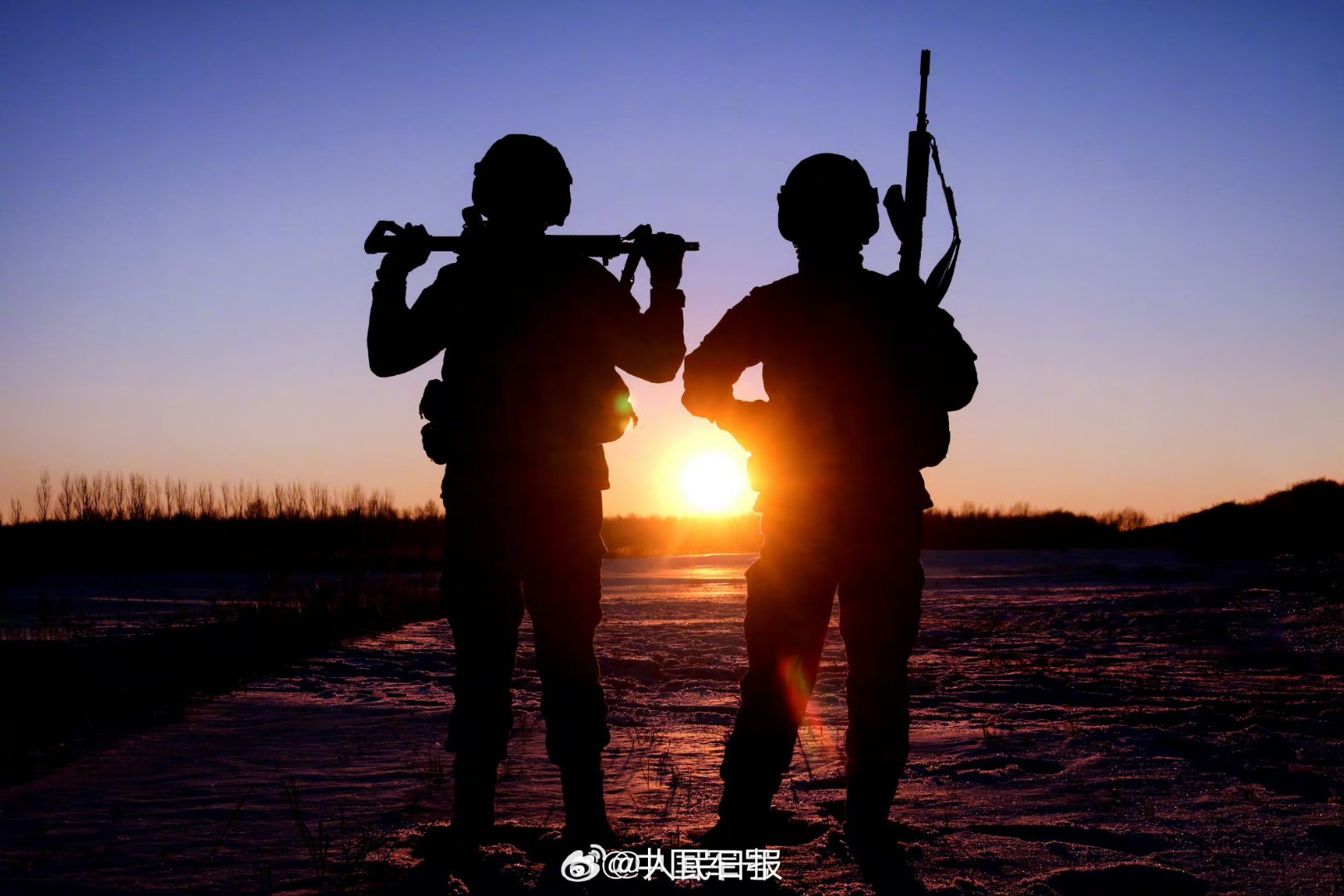 军人背景夕阳兵哥哥军旅暗黑滤镜班长与士兵并肩看夕阳军人照片氛围