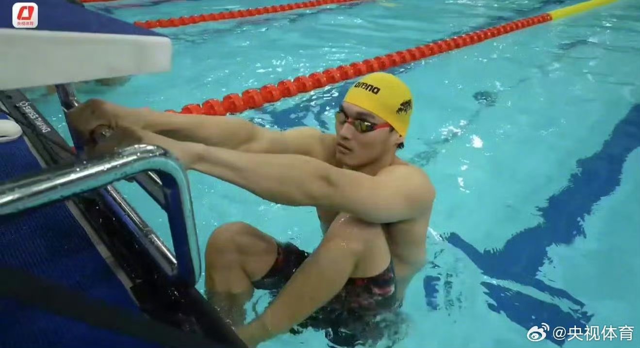 徐嘉余男运动员仰泳出发
