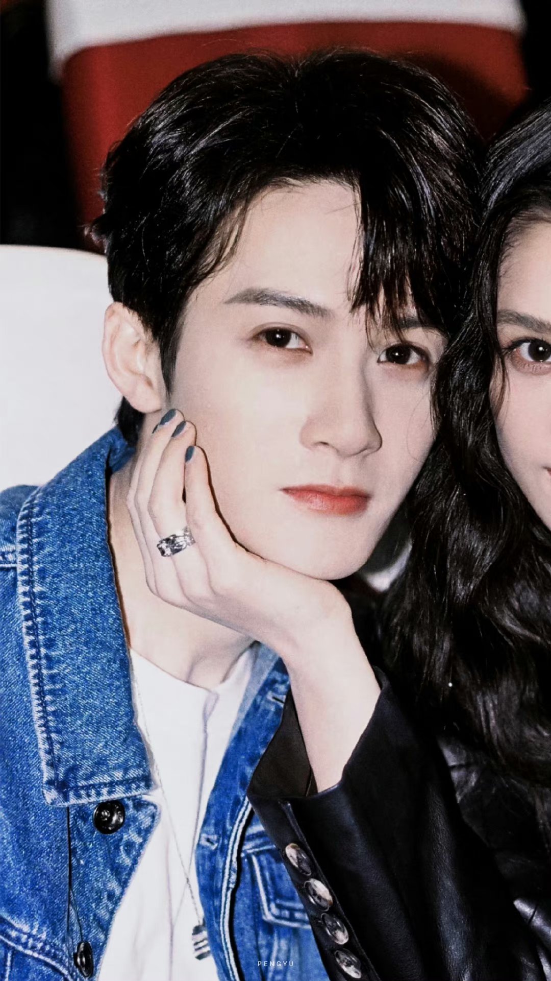 😍  👕他身穿白色t恤,外搭一件蓝色牛仔外套