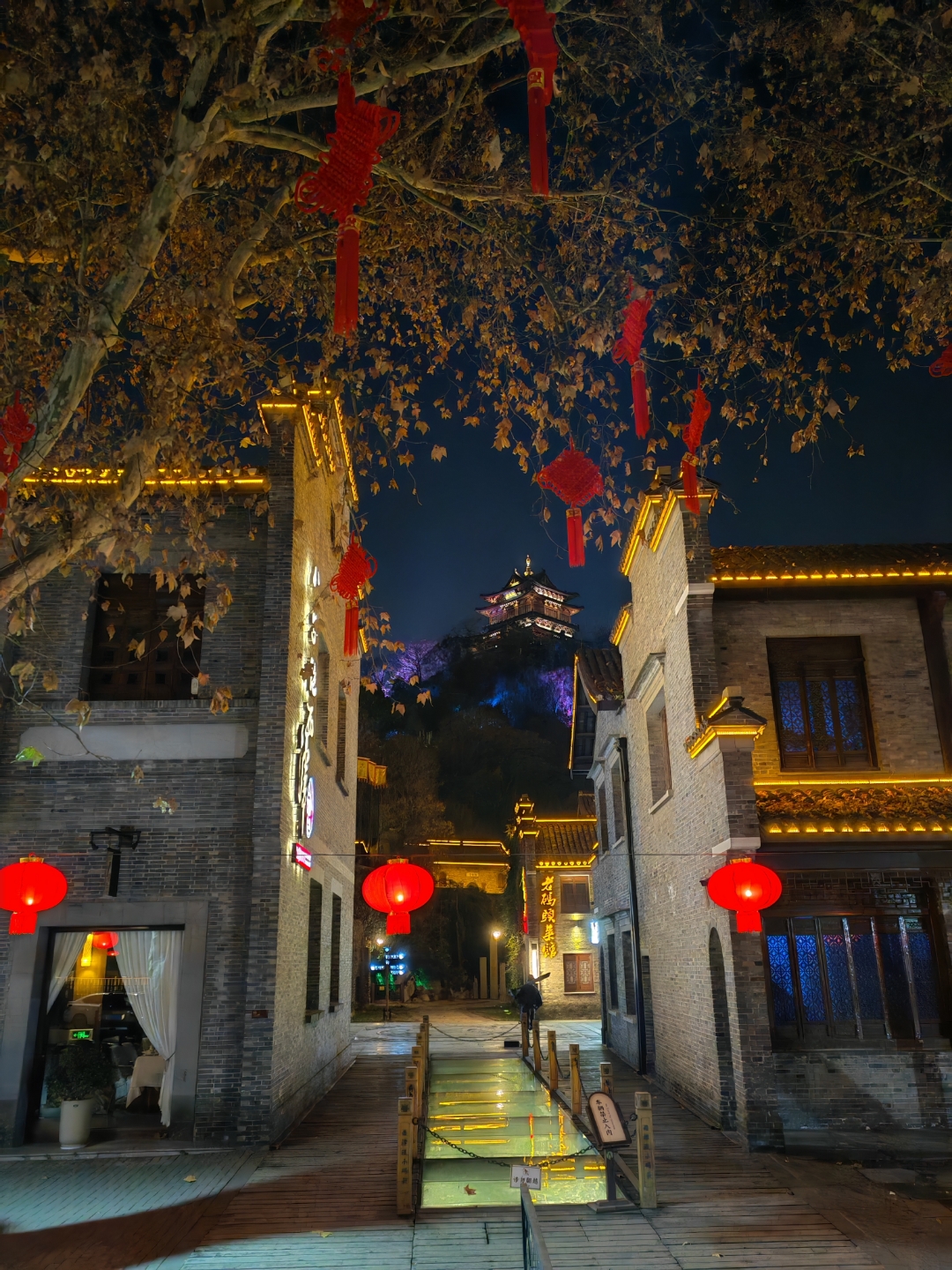 夜幕低垂,虽然我多次造访镇江西津渡,每一次踏足都仿佛解锁了它独有的