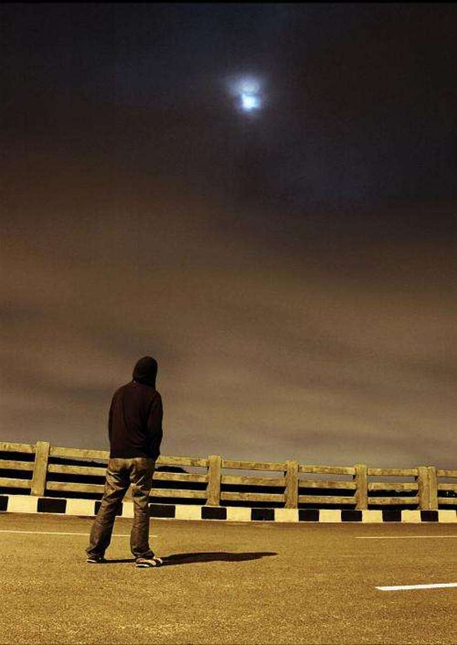 《冷》  冷 无风 三更雨 玉梅消瘦 百花即已绝 我欲清吟无句 抱膝灯前