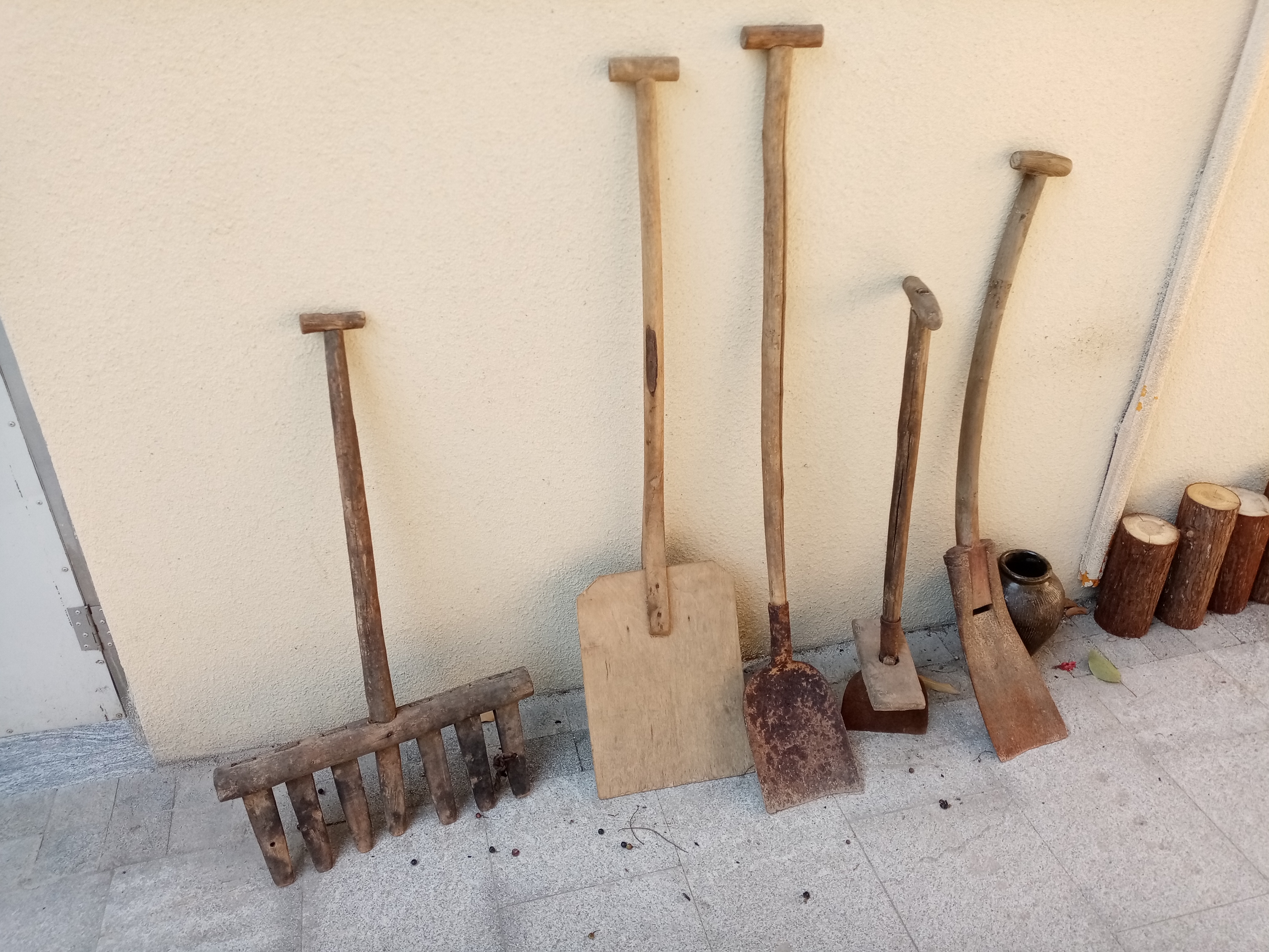 给大家展示一下田园农庄所展示的农用工具,60,70,80后基本上都能认识