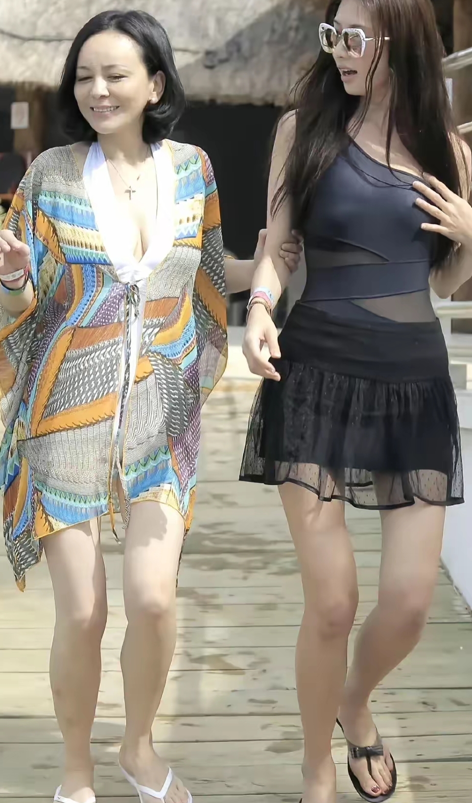 53岁的雪姨王琳只比林志玲大4岁,但林志玲看起来依旧还很少女,而雪姨