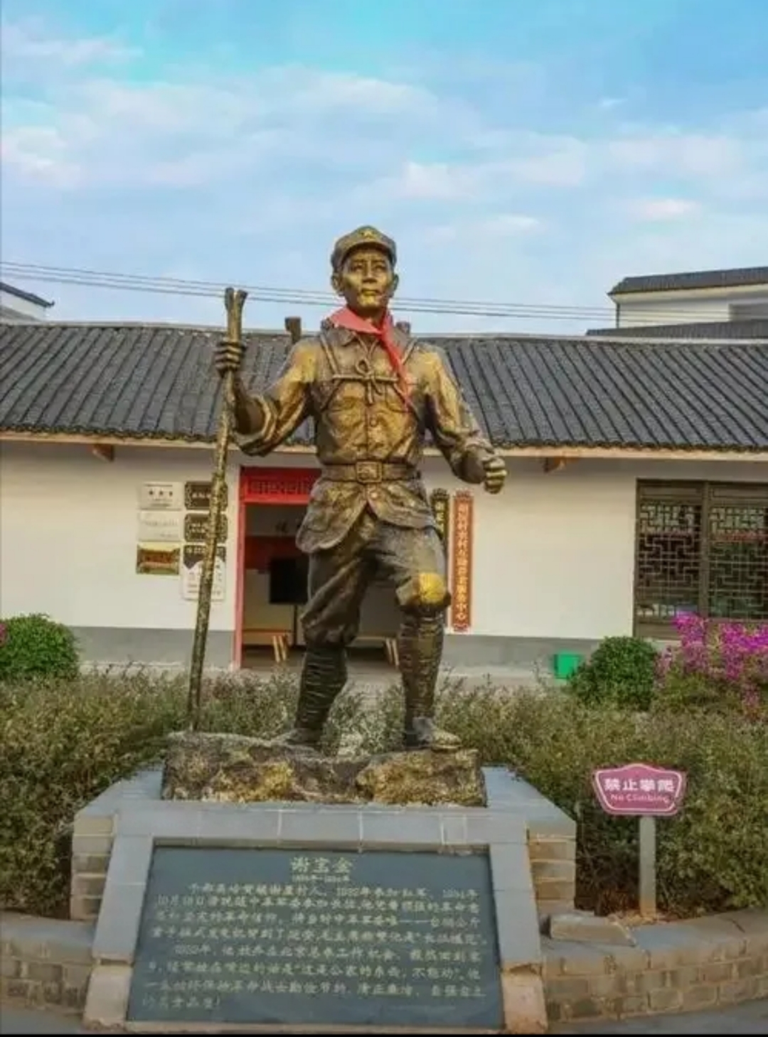 1976年,北京军事博物馆内,一位老人趁无人时,忍不住伸手触碰一台老式