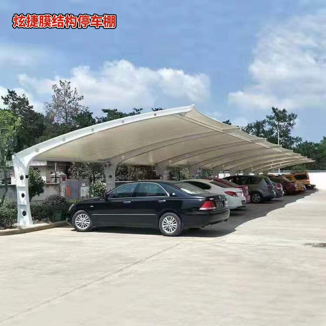 白色的混凝土柱子和帆布顶棚构成的建筑,仿佛是大自然的艺术品.