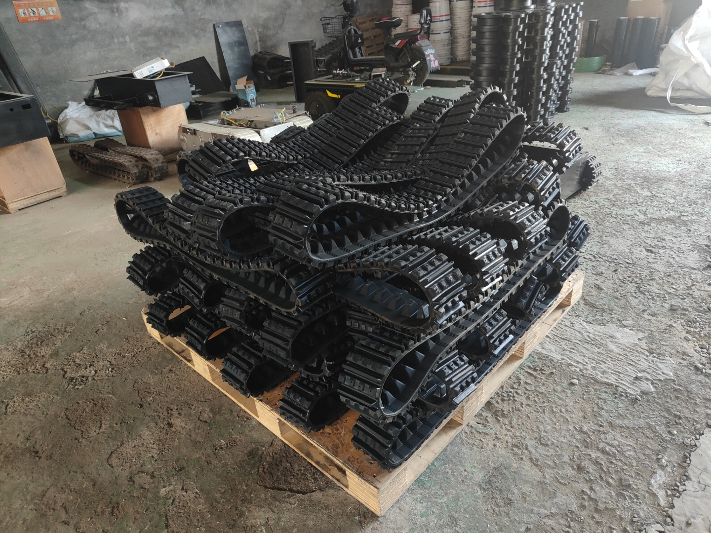 橡胶履带配件,包含橡胶履带,支撑轮,调节轮,拖带轮,驱动轮