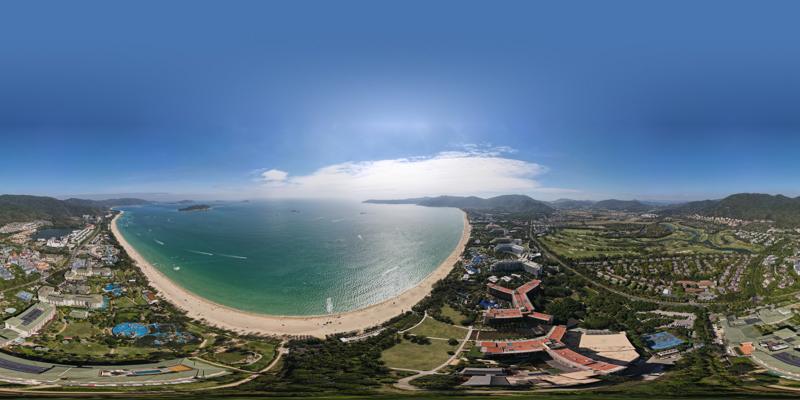 今天的亚龙湾全景图,三亚旅游业完全恢复了