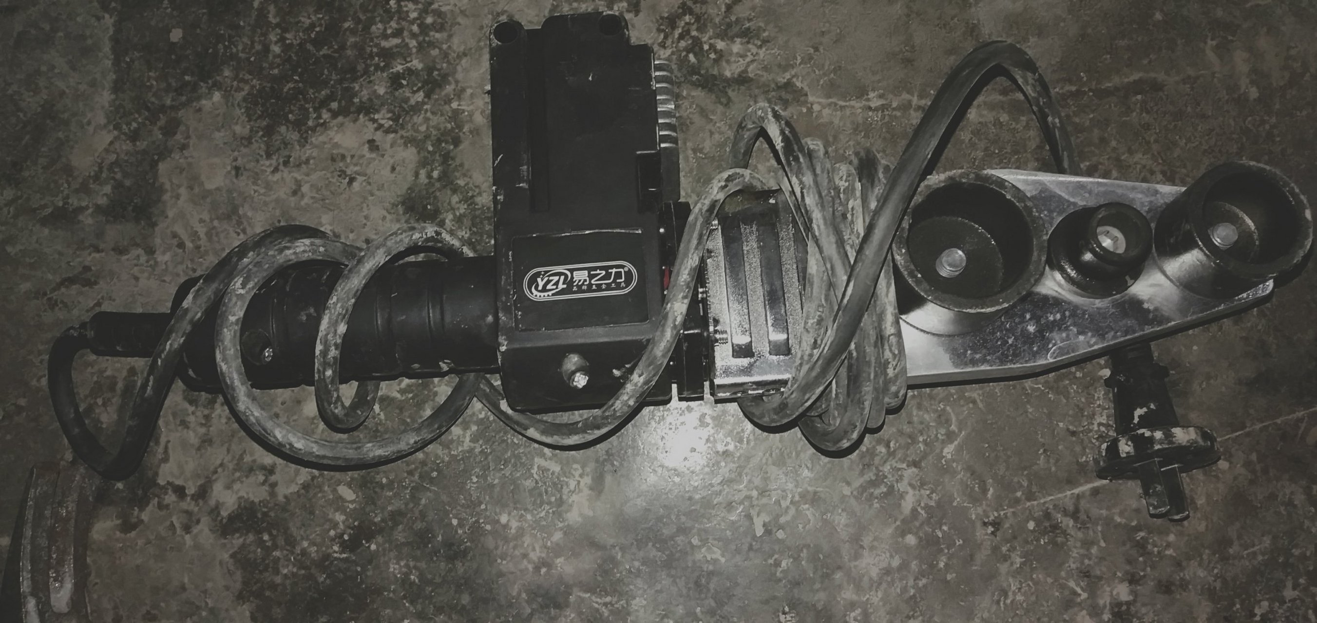 在淘宝上买的热熔机,用了两次就坏了,一百块多打水漂了,黑心商家.