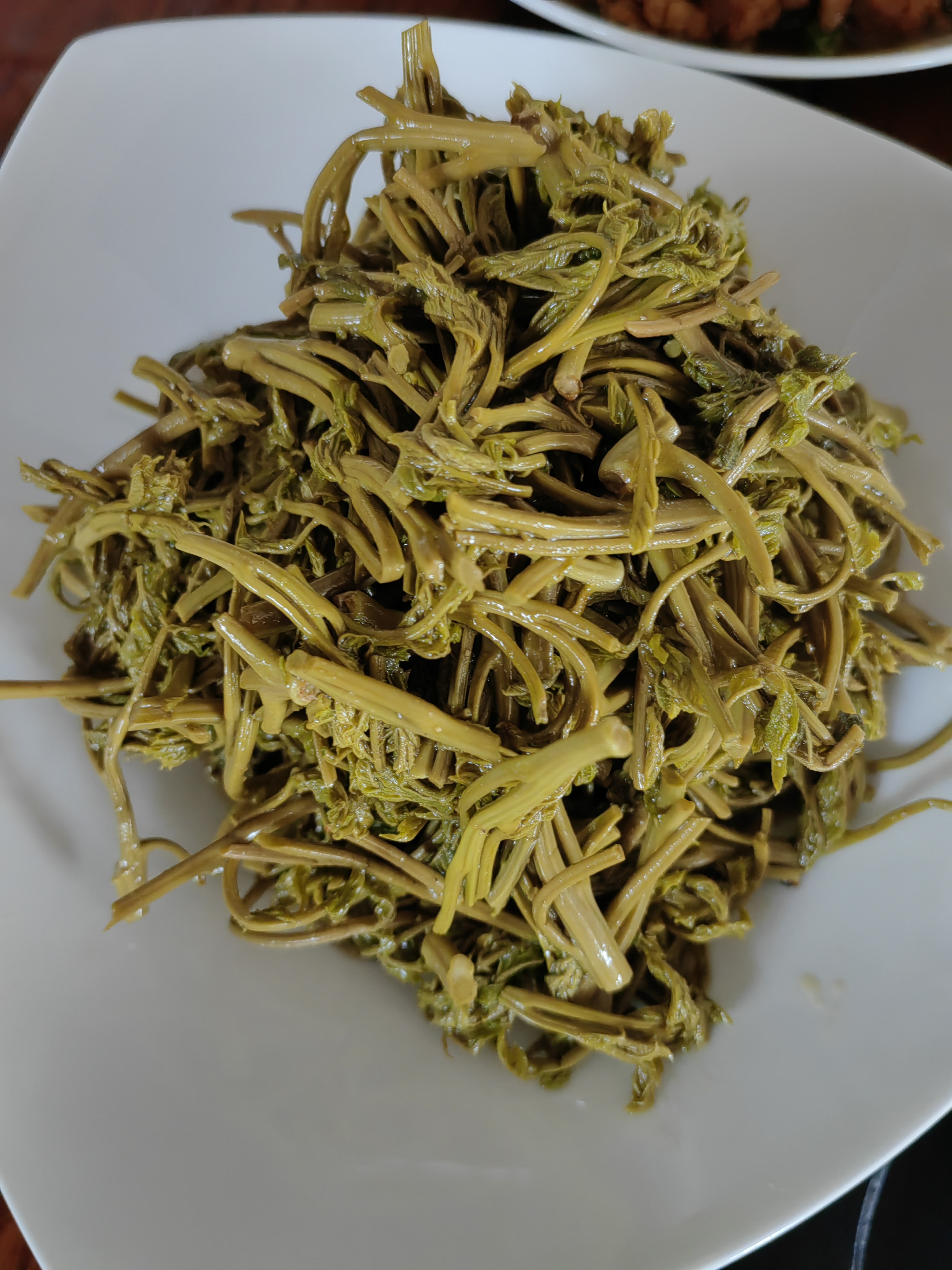 今天的餐桌天天野菜, 木兰芽馅大包子,凉拌木兰芽,香椿鸡蛋