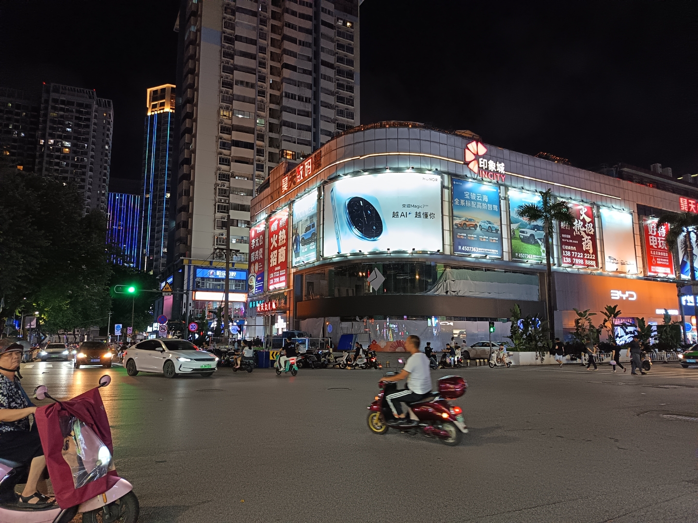 南宁民族大拐进来的共和路因为是悦荟广场,热闹非凡,而隔了民生路的