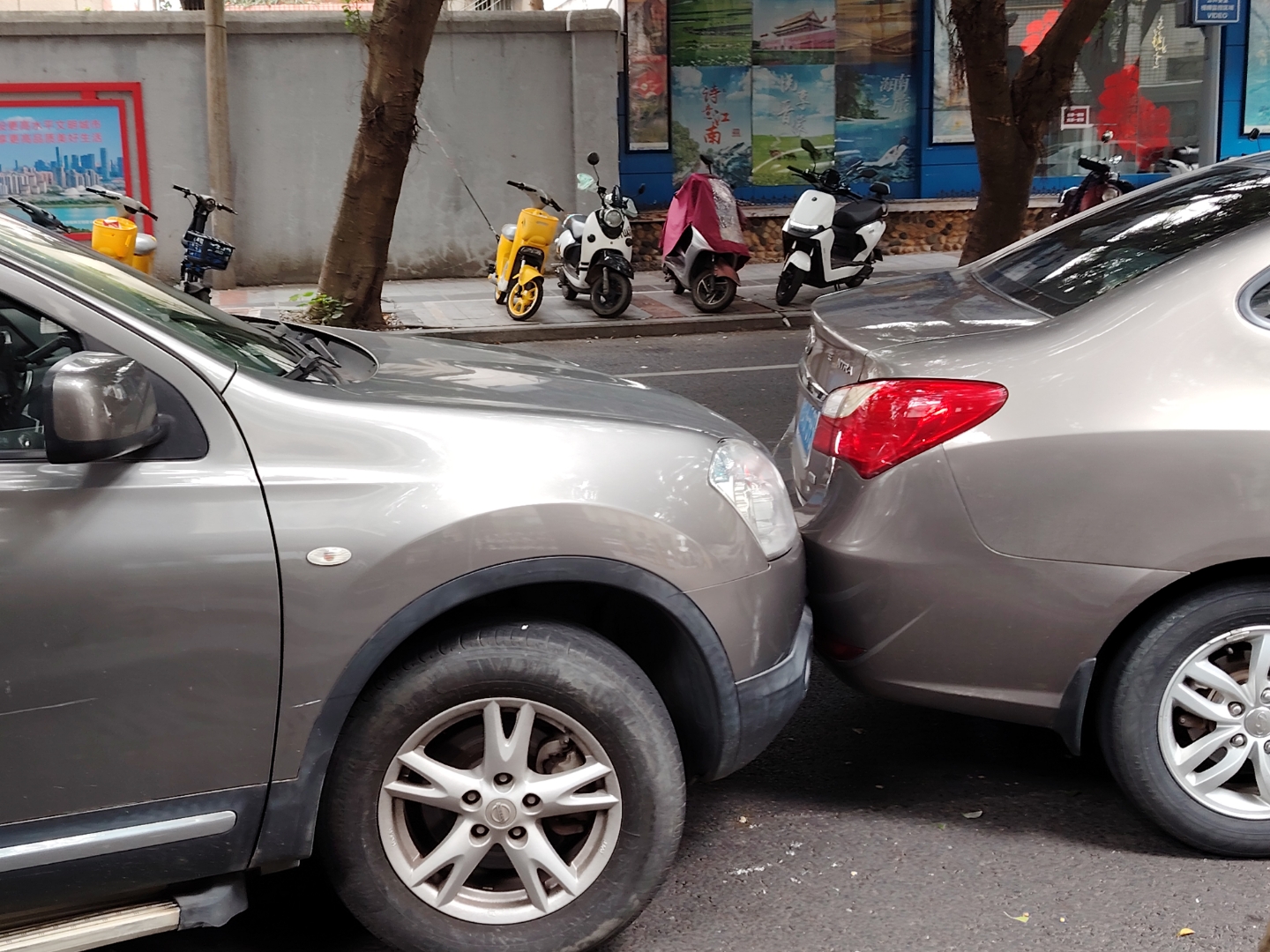 这是在鲤湾路上看到的,要进单位的两部车就在