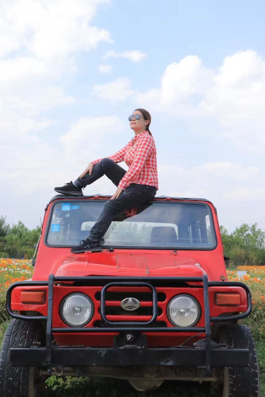 坐在车顶,我就是这条街最靓的仔!