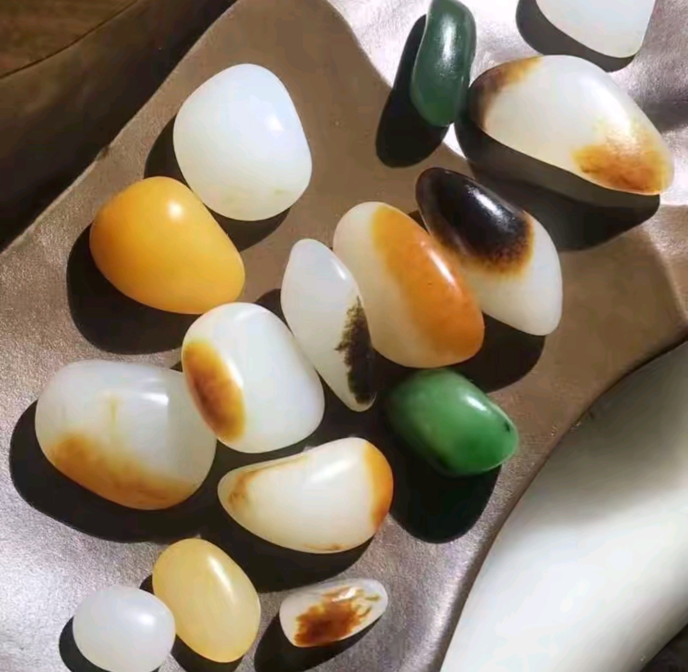 多宝和田玉手串,作为玉石文化中的瑰宝,以其独特的魅力和丰富的寓意