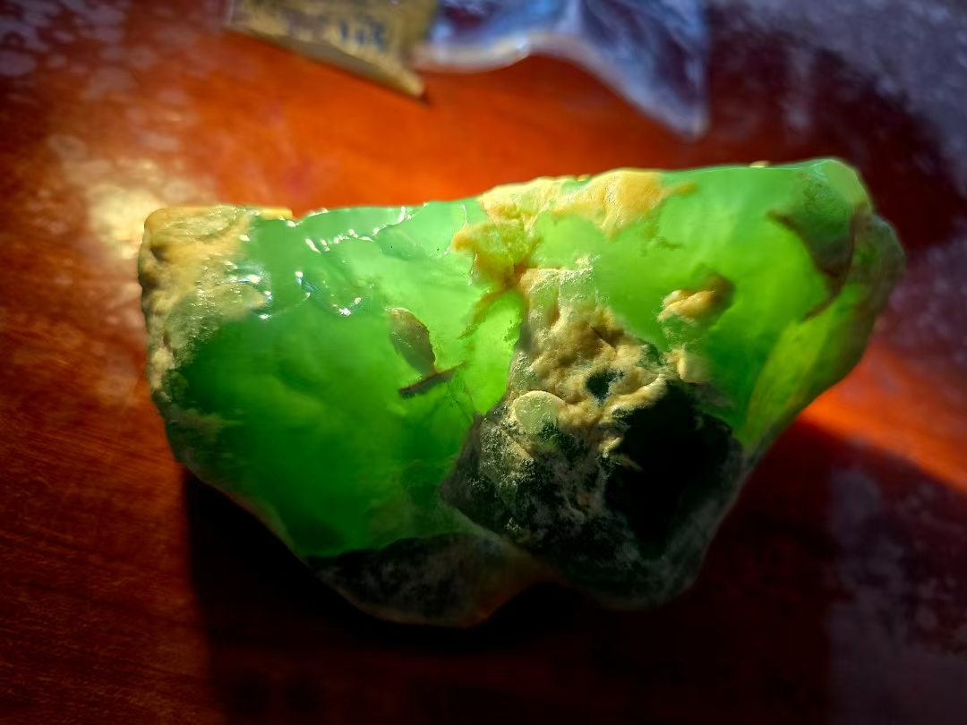 邂逅极品龙石种翡翠,盈盈绿韵如清泉凝翠 ,温润质地似凝脂美玉,在时光
