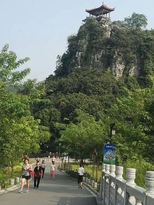 你正在柳州旅游,出差,在鱼峰山公园游玩时,不小心穿越到古代遇见