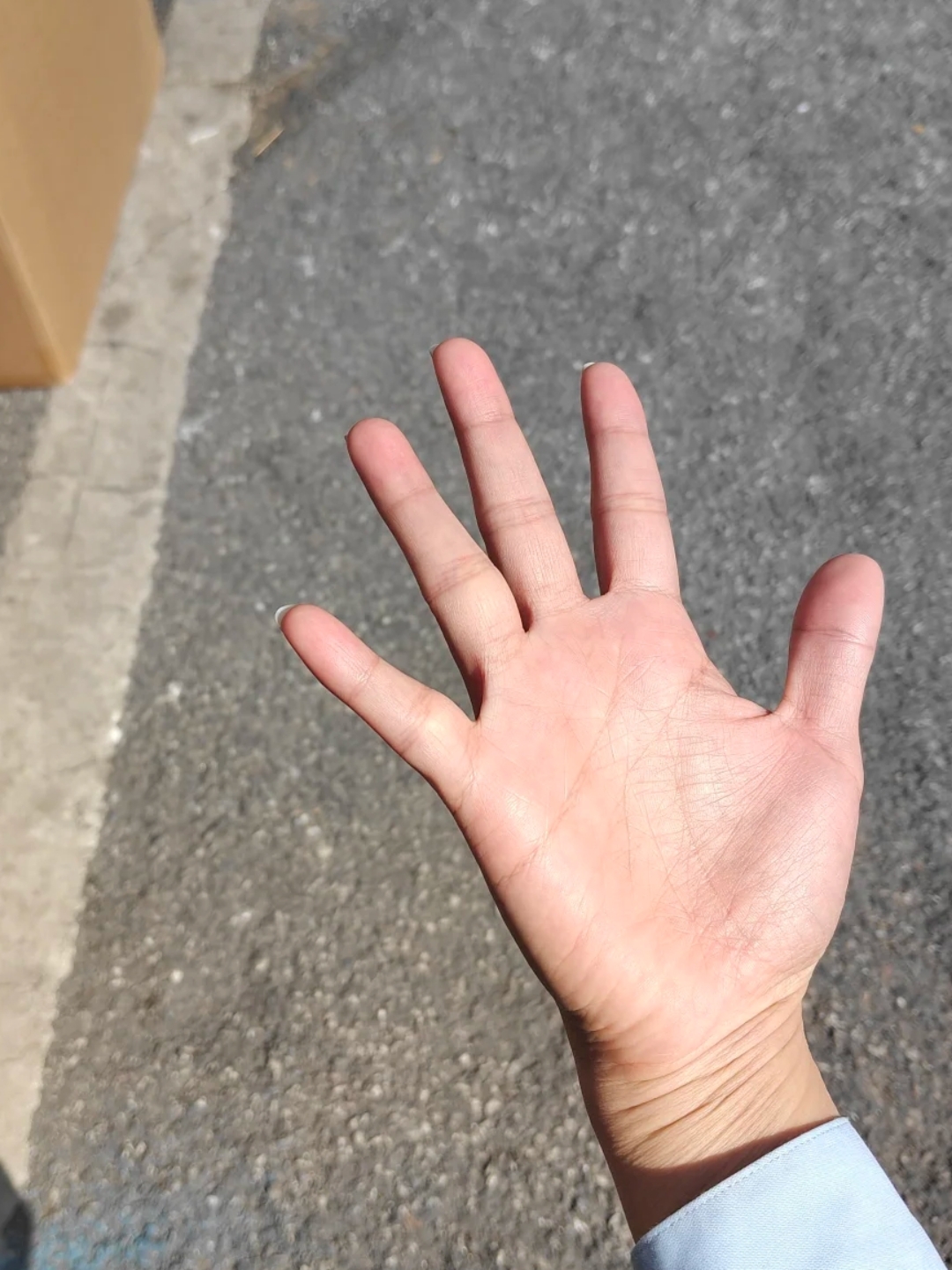 中医说手心有个重要的劳宫穴晒这里特别养人