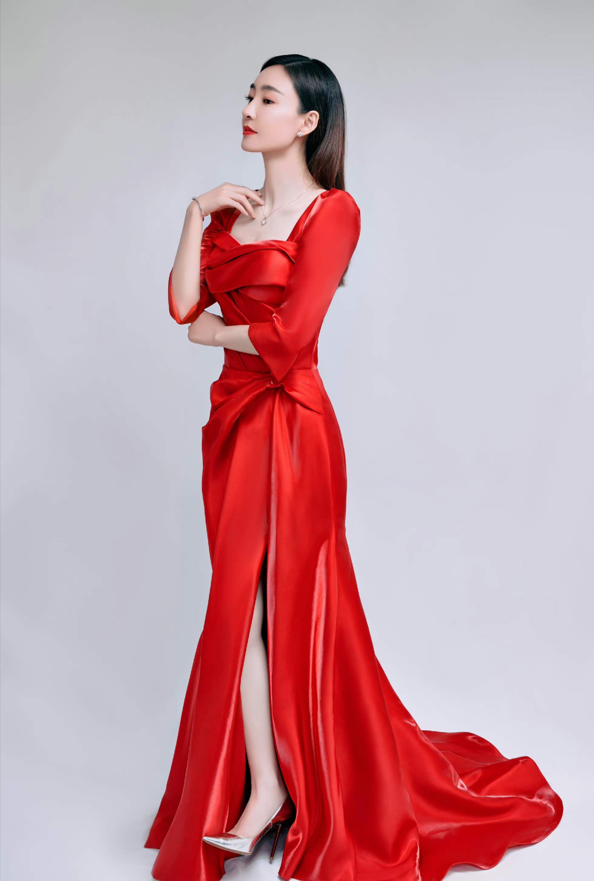 95  996900看这位优雅的女士,站在纯净的白色背景前,淡妆轻抹
