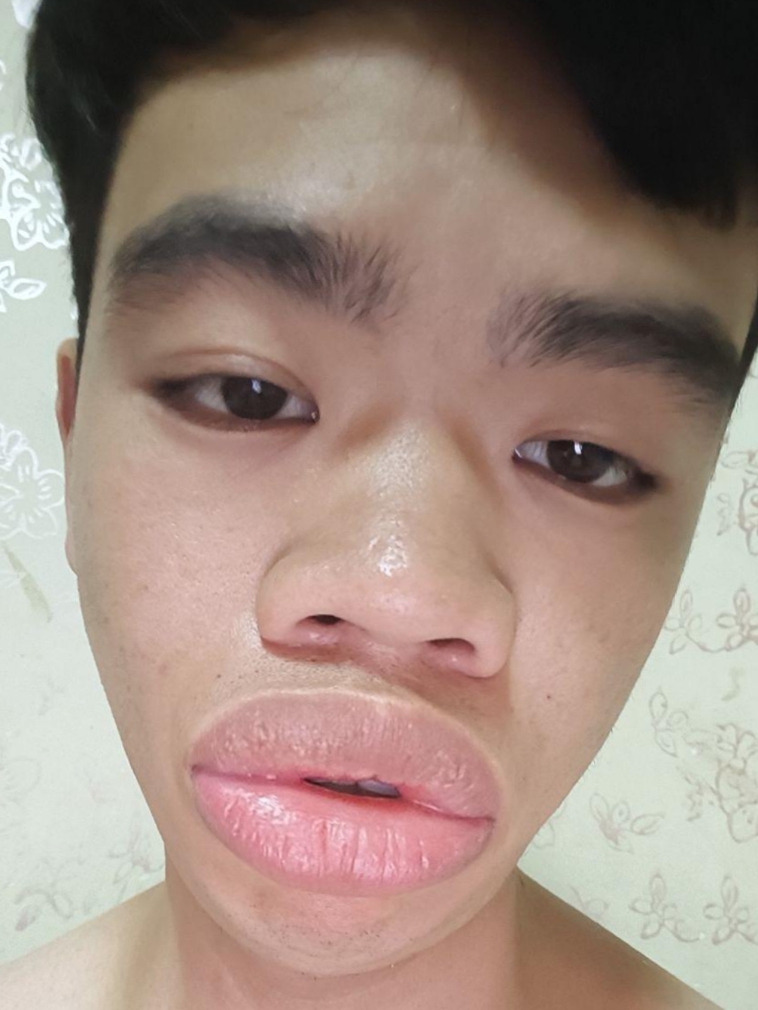 难道是我长得太帅,让女生们都不敢接近我?哈哈,开个玩笑啦!