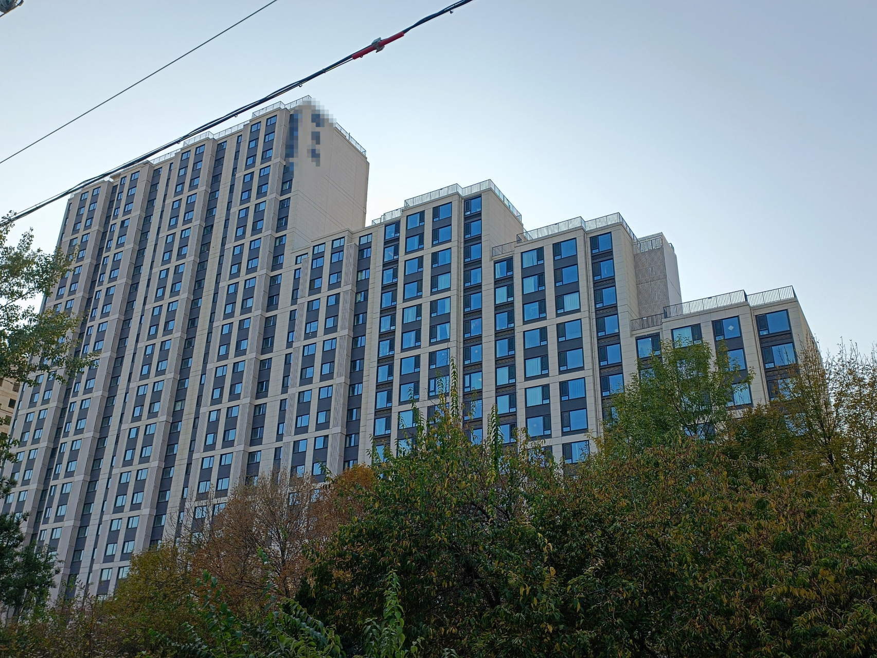 联排大楼高度建设成阶梯状,如图,这是有啥说法吗?