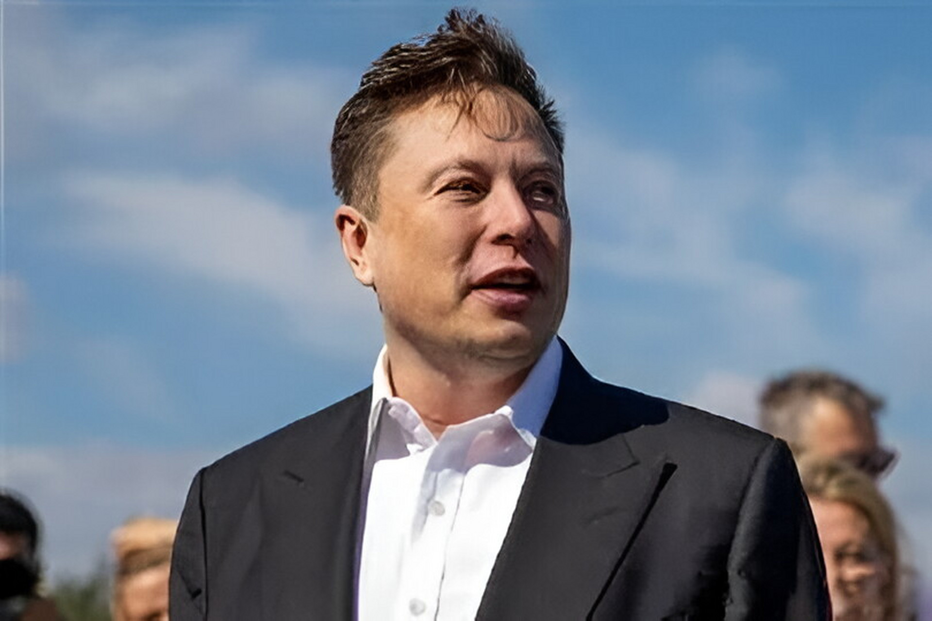 原因其实很简单马斯克要在中国赚钱,特斯拉在中国市场的巨大潜力,舔一