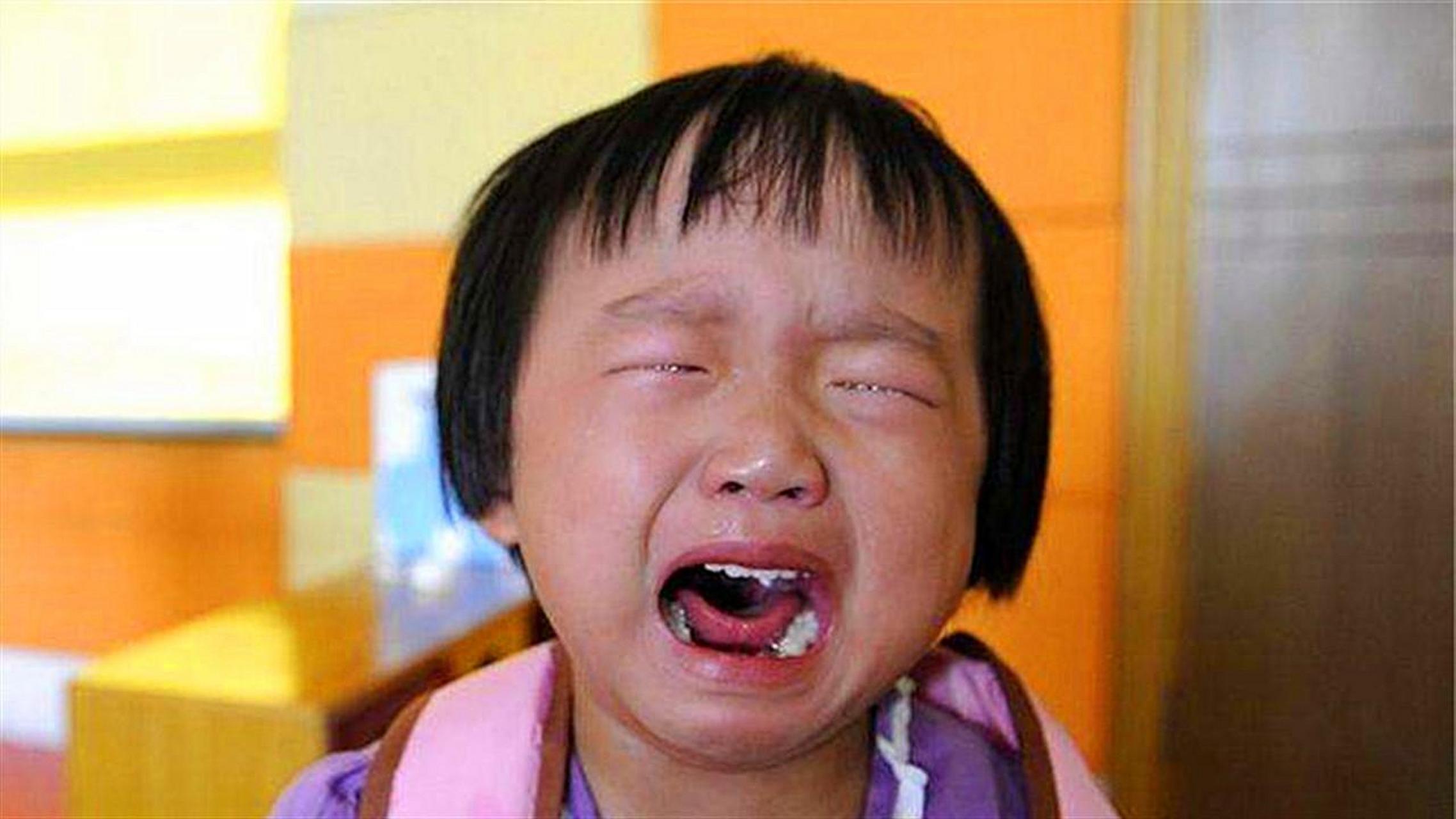 四川一对年轻小夫妻外出旅游7天,把2岁半的女儿交给有高血压独居的