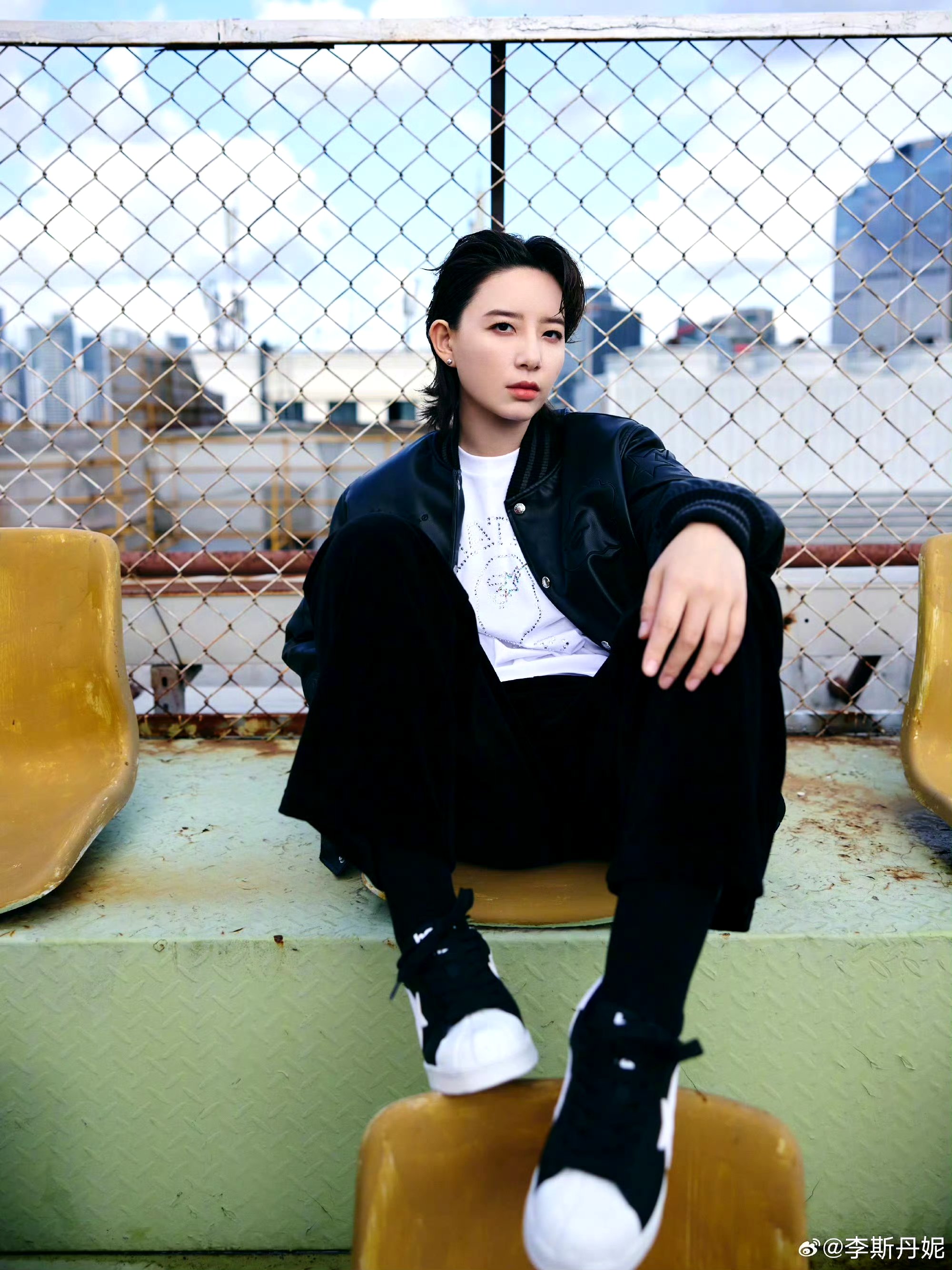 曾经的李斯丹妮以全新面貌惊艳亮相,她近期的时尚转型引发了广泛关注.