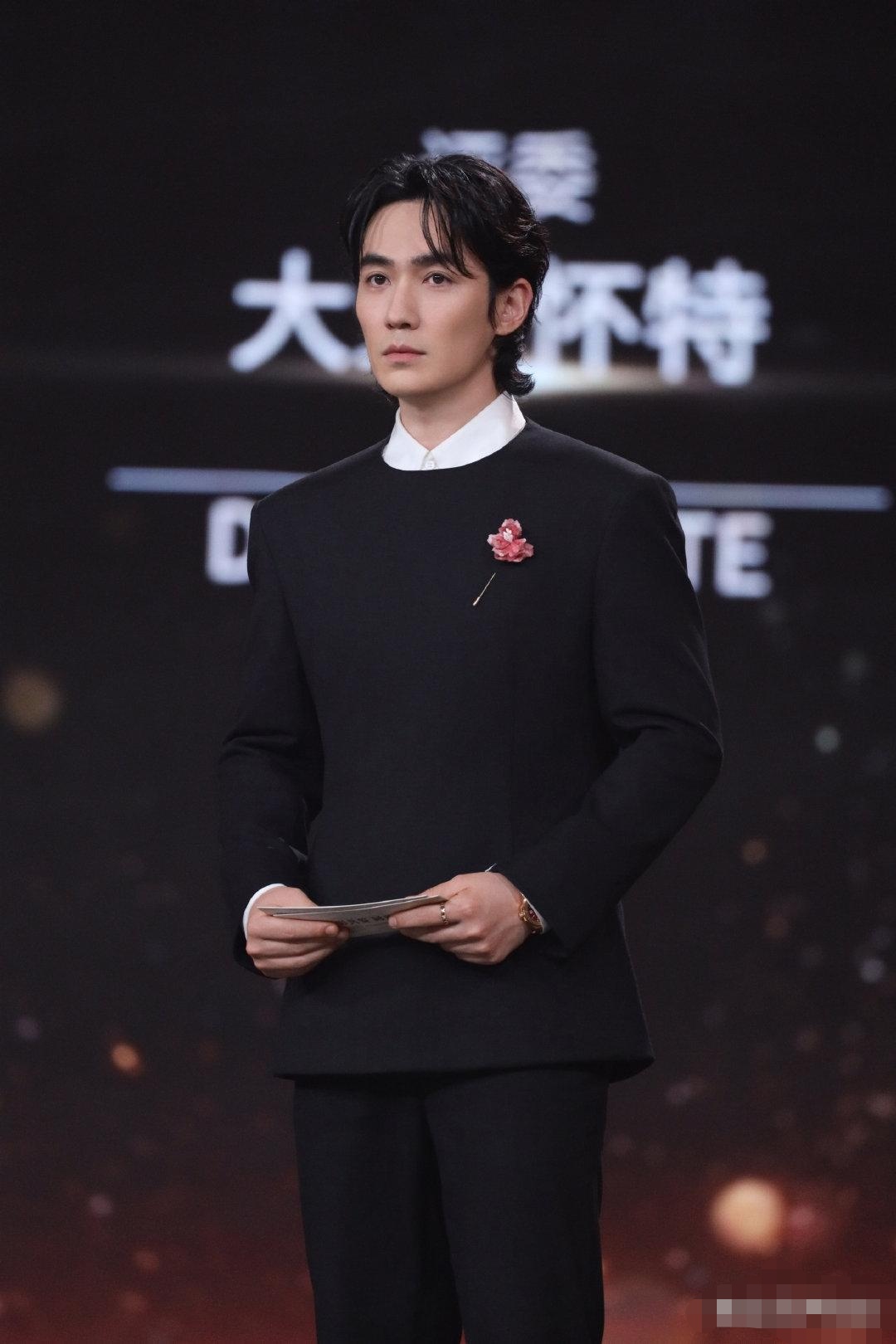 朱一龙这一身衣服,乍一看,像服务生,细看,才知道内有乾坤.