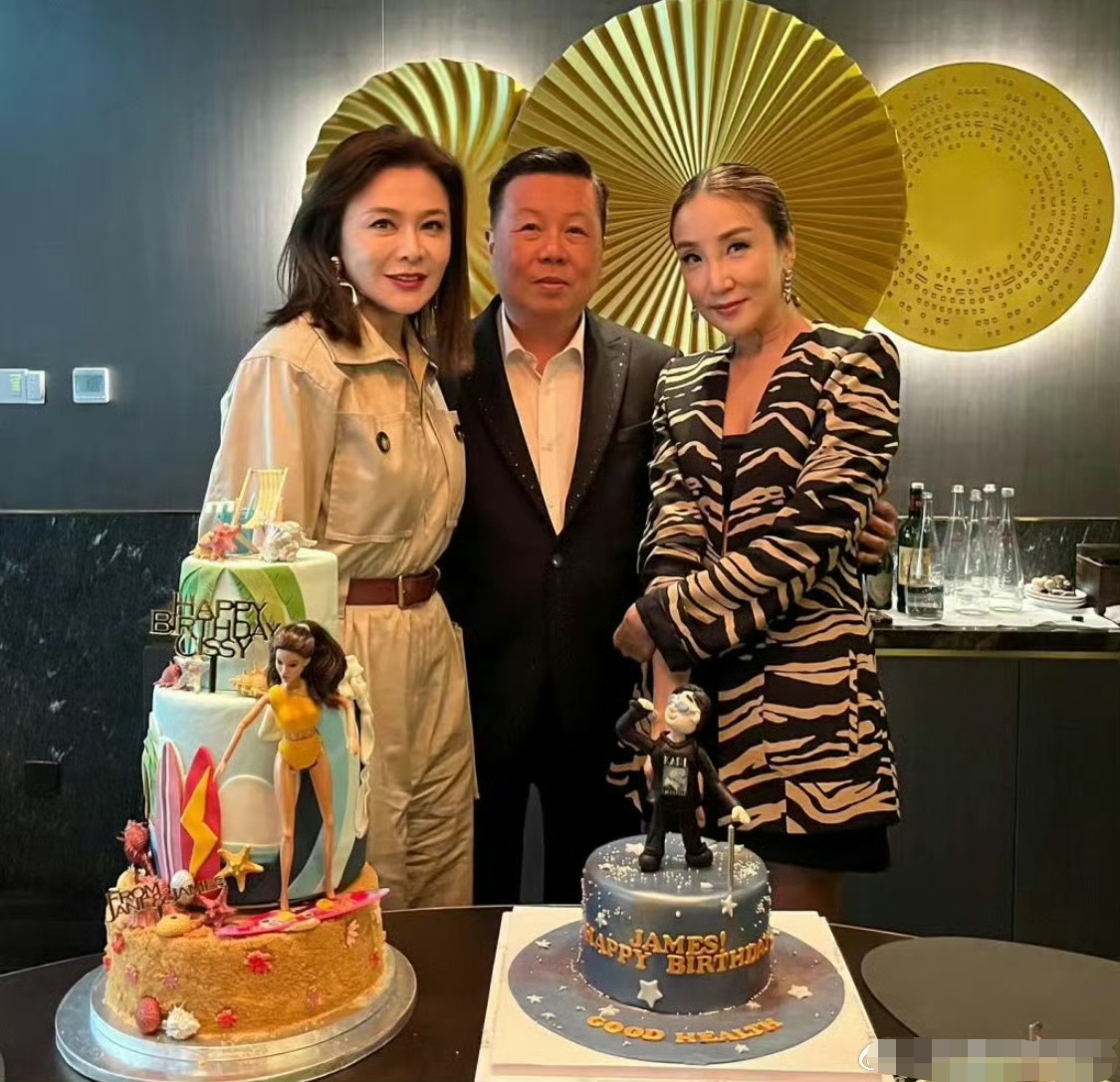 近日,大美女关之琳晒照,她参加了朋友的生日聚会,61岁的关之琳,状态