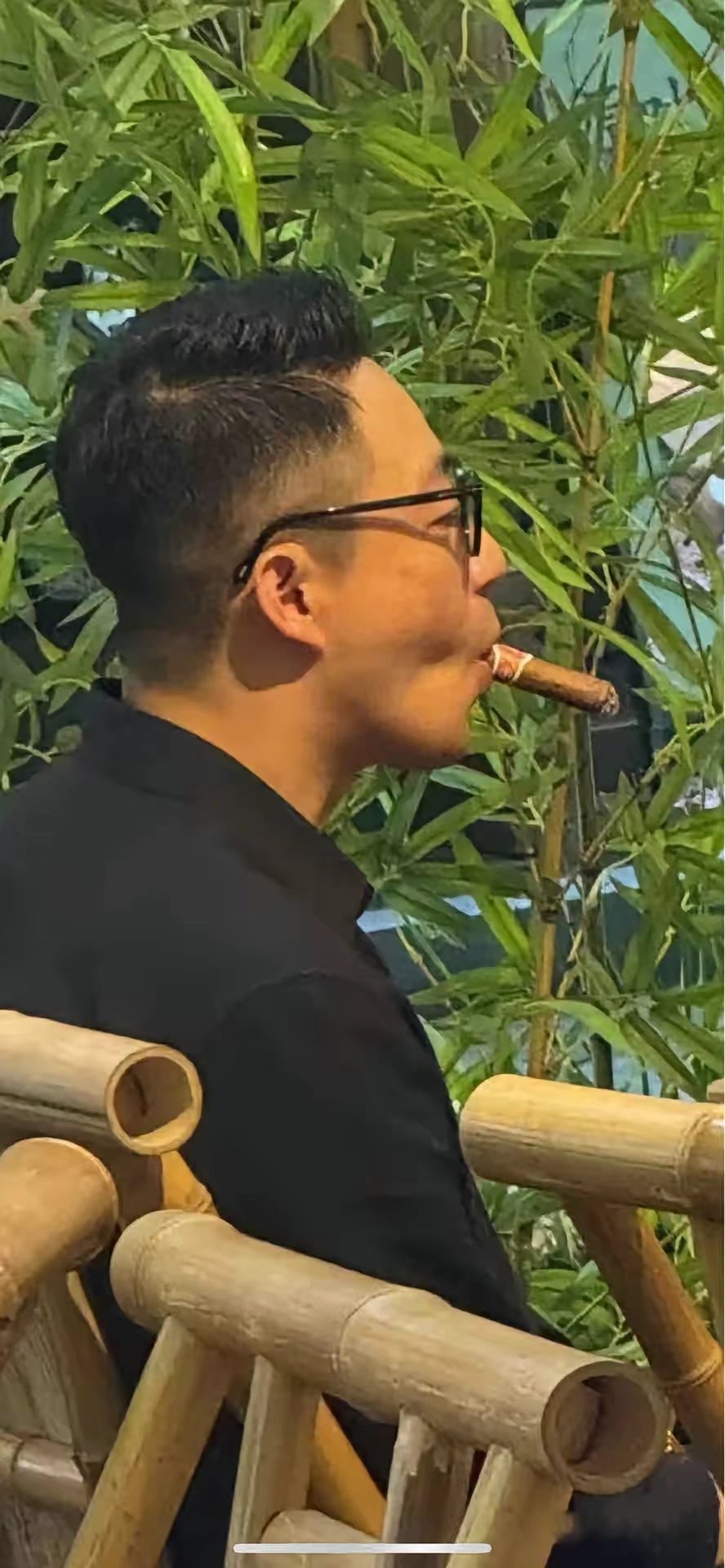 携未婚妻观赏大熊猫并共吃火锅,期间抽烟展现酷帅形象却引发争议