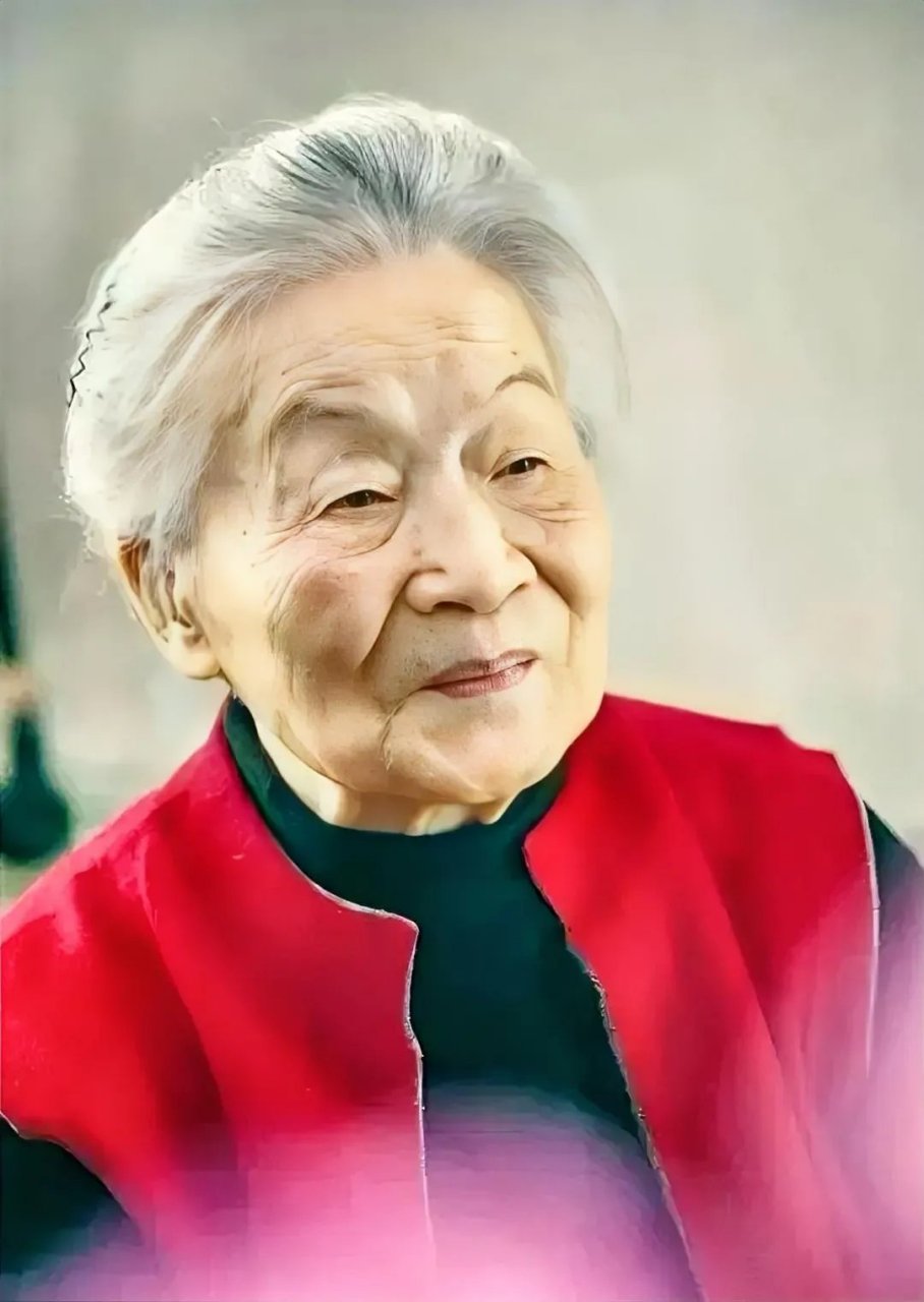 杨绛先生曾经这样阐述婚姻的智慧:"不要过分窥探伴侣的生活,良好的