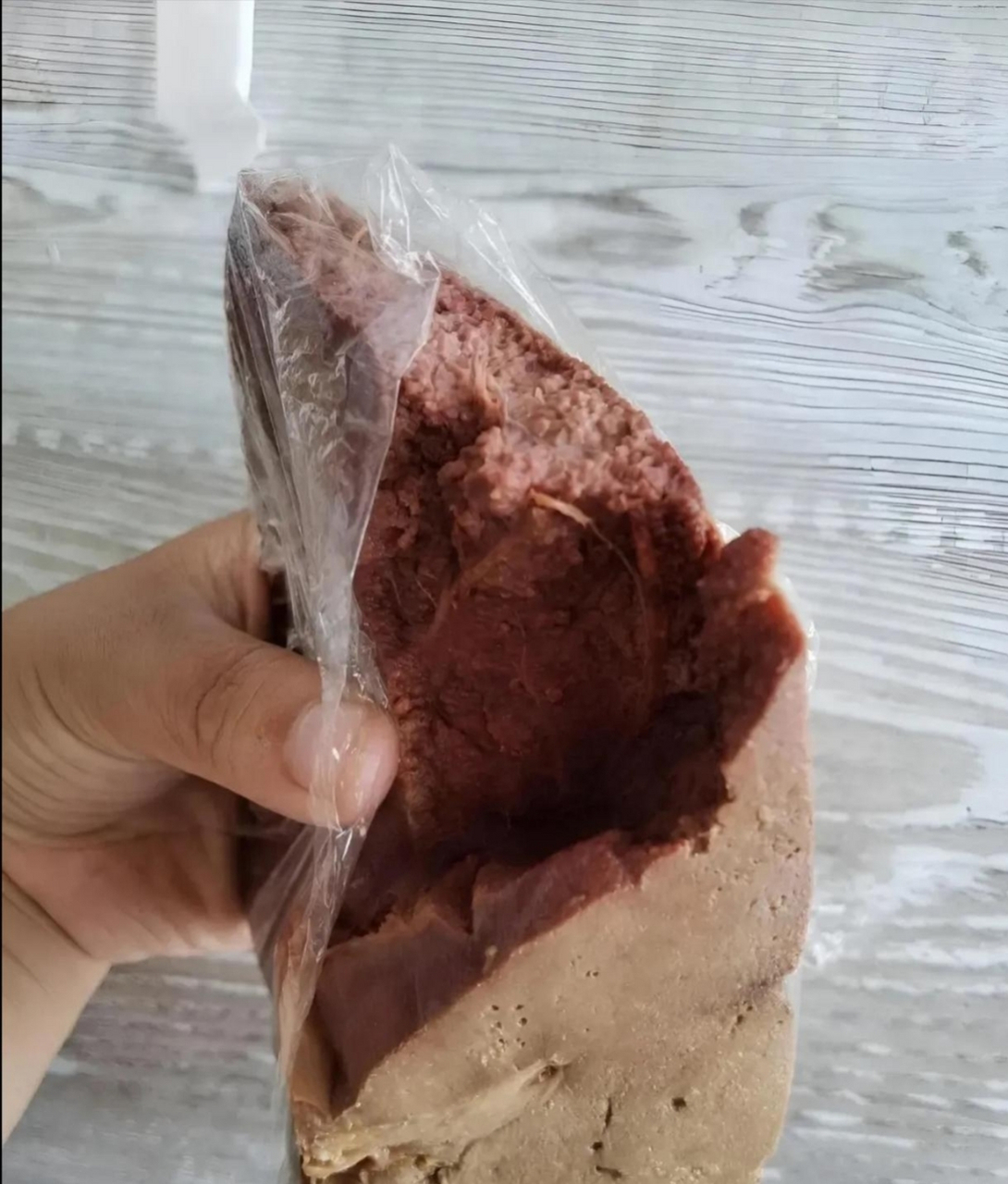 这是刚刚从熟食店买的一块熟猪肝,顺势咬了一口,怎么这样…大家看看