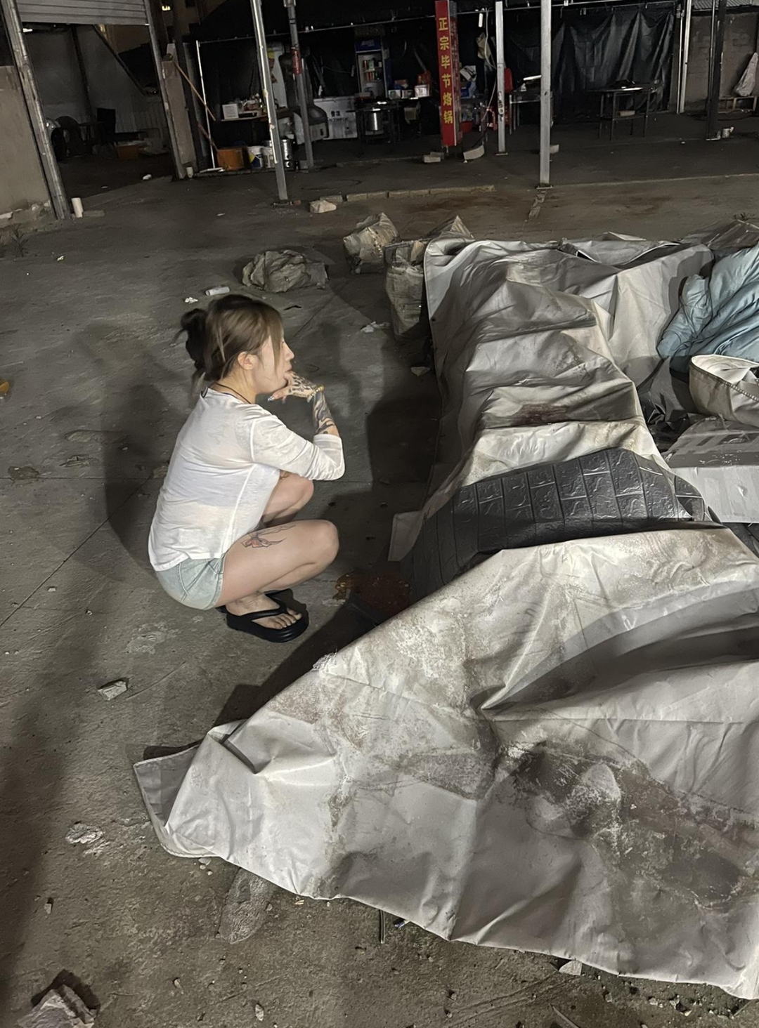 在马路上看到一美女,用手伸进自己的嘴里在用力抠,地上有一摊呕吐物