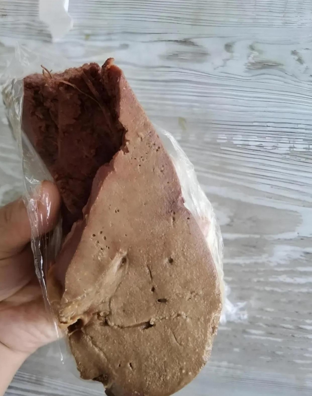 这是刚刚从熟食店买的一块熟猪肝,顺势咬了一口,怎么这样…大家看看