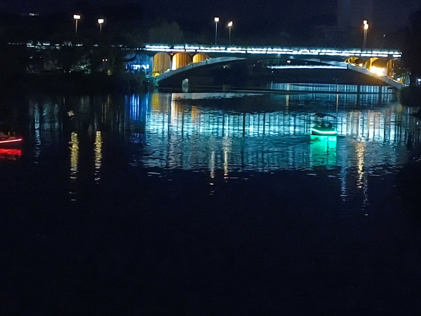 从青州古城沿着古街向北,就到了南阳河,万年桥下,河水在微风吹拂下