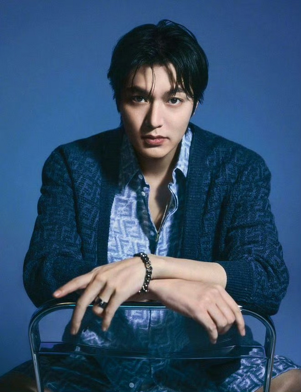 李敏镐登上harpers bazaar singapore四月刊封面,那帅气逼人的妆发和