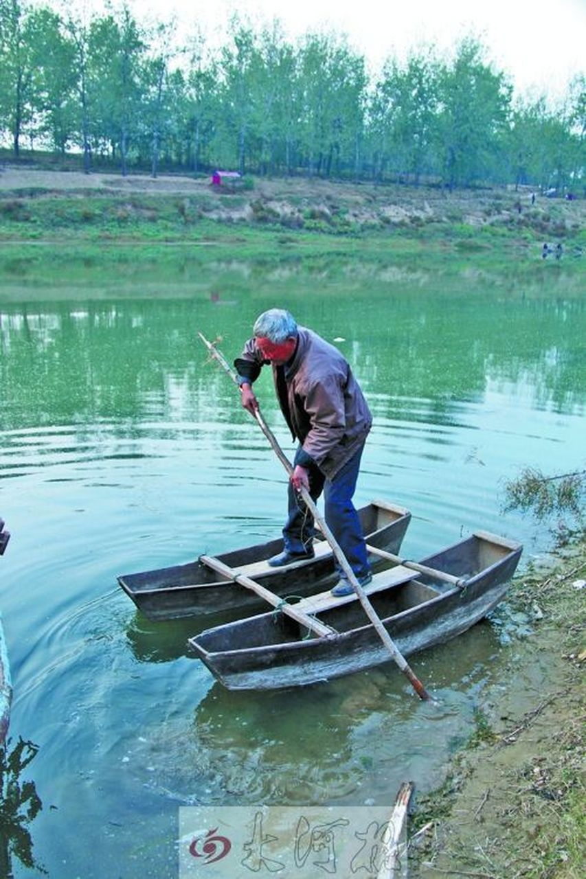 【世间万象篇】(2) 《滠水河畔》 摇船滠水边,岸柳拂船舷