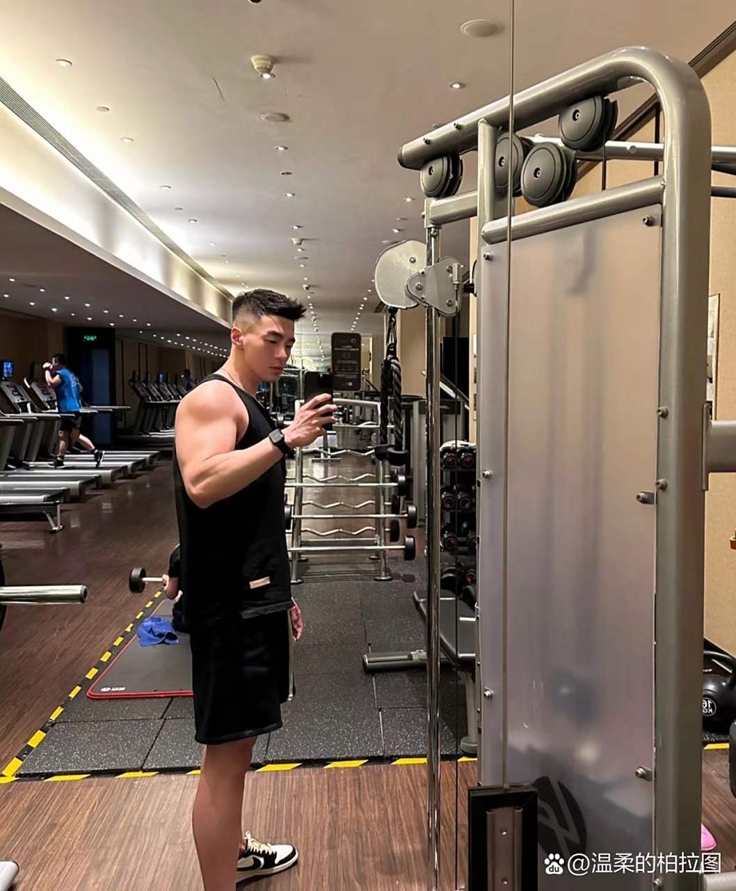 健身房的帅哥