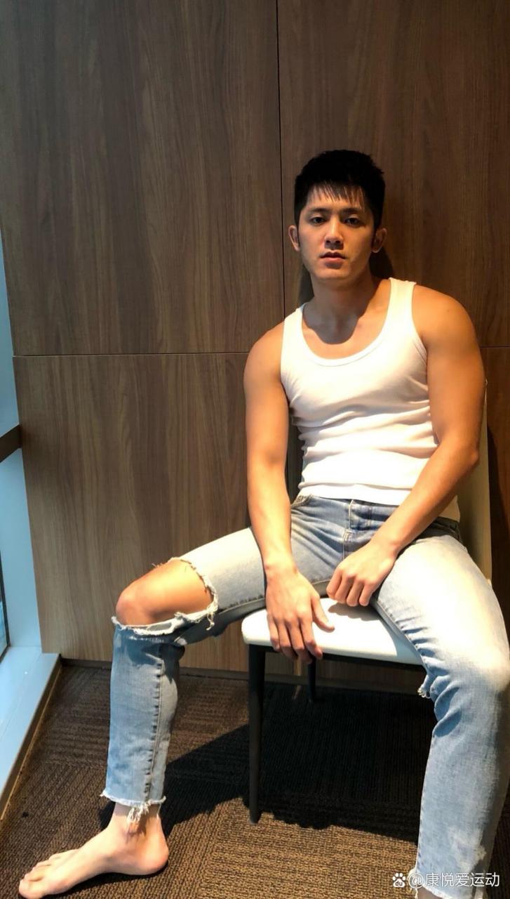 身材匀称有型,举止洒脱不羁,肤色诱人脸庞俊美的帅哥一名